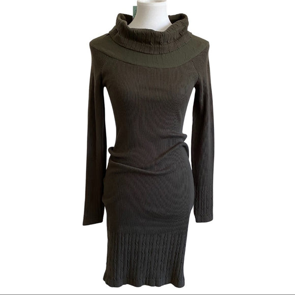 jj-authentic-turtle-neck-dress-size-m-front-of-dress